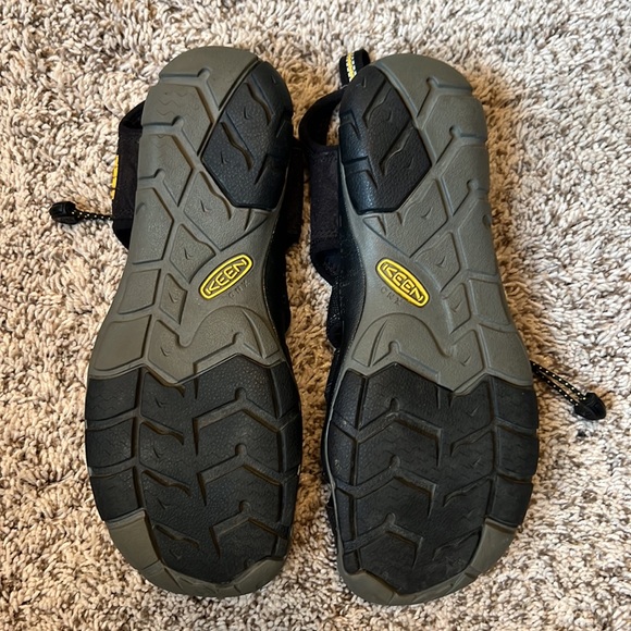 KEEN waterproof sandals GUC - Picture 2 of 3